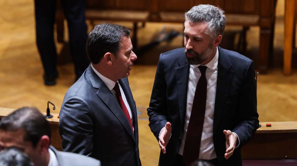 O primeiro-ministro indigitado, Luis Montenegro (E), conversa com o deputado do Partido Socialista, Pedro Nuno Santos (D), no final da eleição para o presidente da Assembleia da República, que sucederá a Augusto Santos Silva, que falhou a eleição pelo círculo Fora da Europa nas últimas legislativas, na Assembleia da República em Lisboa, 26 de março de 2024. TIAGO PETINGA/LUSA