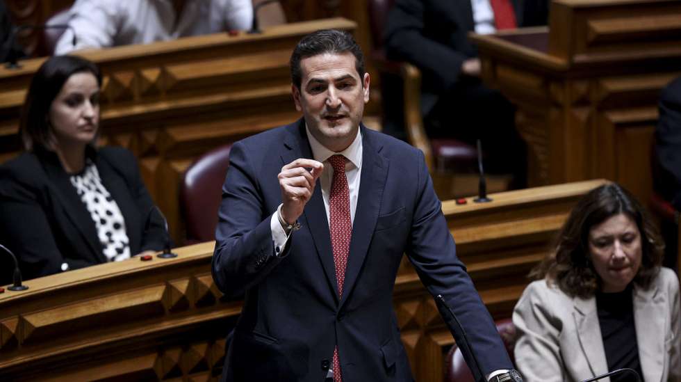 O deputado do Partido Social Democrata (PSD), Hugo Soares (C), discursa após a eleição de José Pedro Aguiar Branco (ausente da fotografia), como novo Presidente da Assembleia da República, sucedendo a Augusto Santos Silva, que falhou a eleição pelo círculo Fora da Europa nas últimas legislativas, na Assembleia da República em Lisboa, 27 de março de 2024. FILIPE AMORIM/LUSA