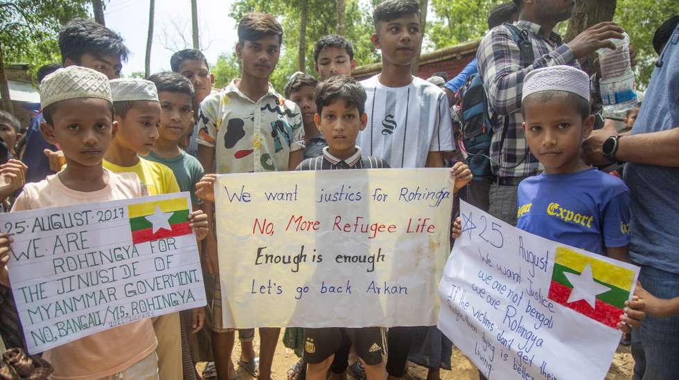 Estima-se que 630 mil rohingya vivam no estado de Rakhine "sob um sistema de apartheid e perseguição, incluindo cerca de 150 mil mantidos em campos de detenção ao ar livre"