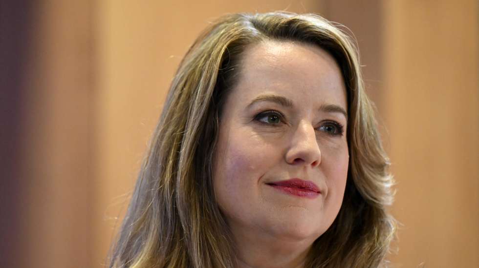 epa11247723 Director General of the International Organization for Migration (IOM) Amy Pope addresses the National Press Club in Canberra, Australia, 28 March 2024.  EPA/LUKAS COCH AUSTRALIA AND NEW ZEALAND OUT