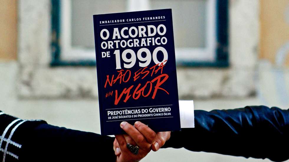 Cerca de 60 pessoas participaram hoje numa ação de protesto contra o Acordo Ortográfico em frente à Academia das Ciências de Lisboa. Organizada pelo grupo  "Em aCção contra o Acordo Ortográfico“, teve como objetivo formar um acordão humano até ao Tribunal Consitucional, em Lisboa, 16 de Fevereiro de 2017. ANTÓNIO PEDRO SANTOS/LUSA