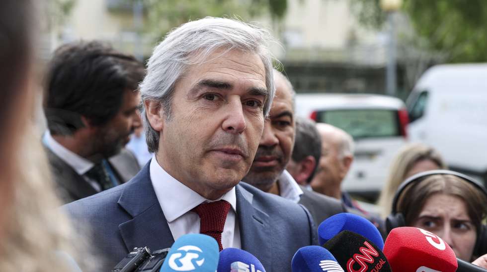 O presidente do CDS-PP, Nuno Melo, fala aos jornalistas à entrada para a sessão de abertura do 31.º Congresso do CDS-PP, no Pavilhão Cidade de Viseu, em Viseu, 20 de abril de 2024. PAULO NOVAIS/LUSA