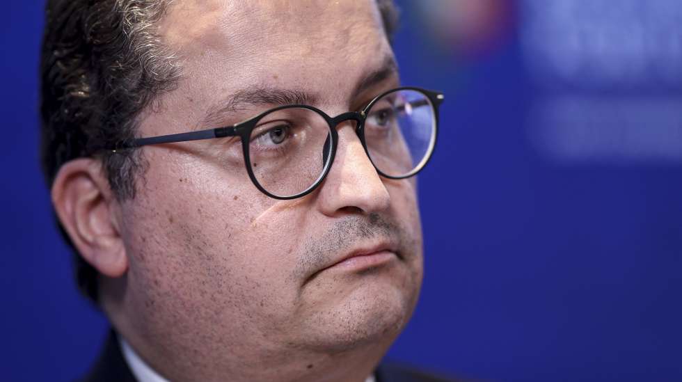 O ministro de Estado e das Finanças, Joaquim Miranda Sarmento, fala aos jornalistas após a reunião do Conselho de Ministros realizada esta manhã na residência oficial, no palácio de São Bento, em Lisboa, 19 de abril de 2024. FILIPE AMORIM/LUSA