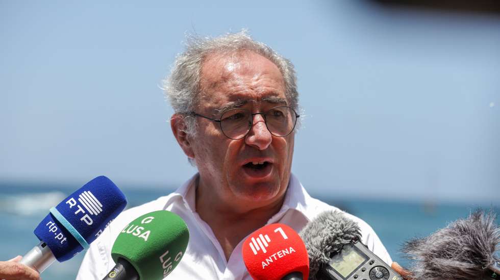 O secretário de Estado das Comunidades de Portugal, José Cesário, fala aos jornalistas durante uma visita ao centro histórico da Cidade Velha (Ribeira Grande), na cidade da Praia, ilha de Santiago, Cabo Verde, 21 de abril de 2024. ELTON MONTEIRO/LUSA