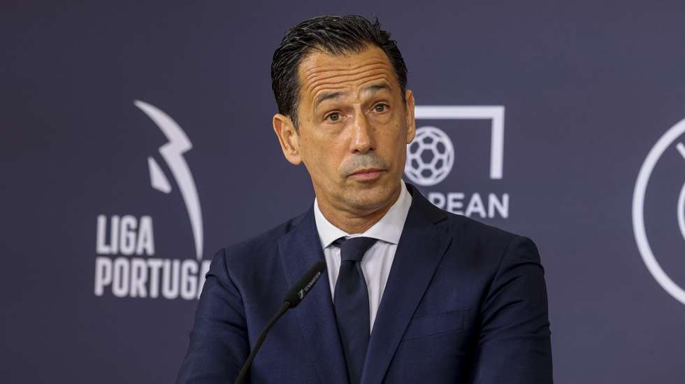 O presidente da Liga Portuguesa de Futebol Profissional (LPFP), Pedro Proença, fala aos jornalistas no final da XII Cimeira de Presidentes, promovida pela LPFP, no Convento de São Francisco, em Coimbra, 27 de março de 2024. PAULO NOVAIS/LUSA