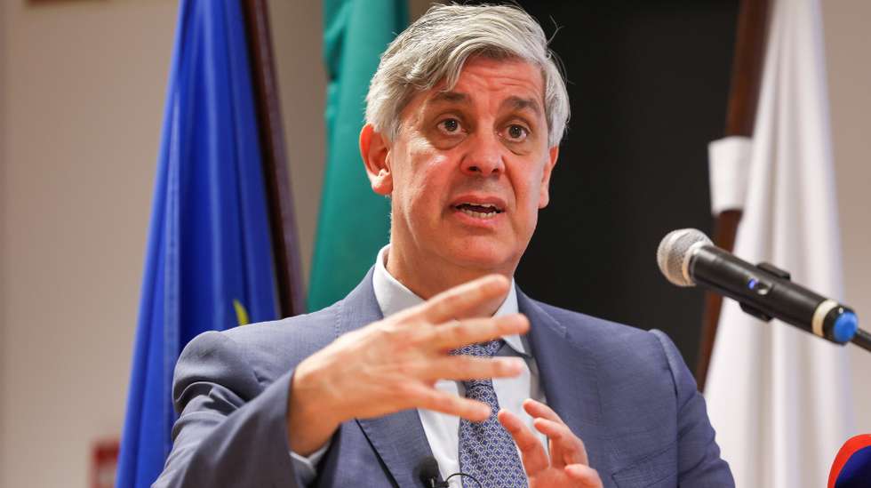 O governador do Banco de Portugal Mário Centeno, intervém durante uma aula aberta na Escola Secundária de Vila Real de Santo António, 23 de abril de 2024. LUÍS FORRA/LUSA