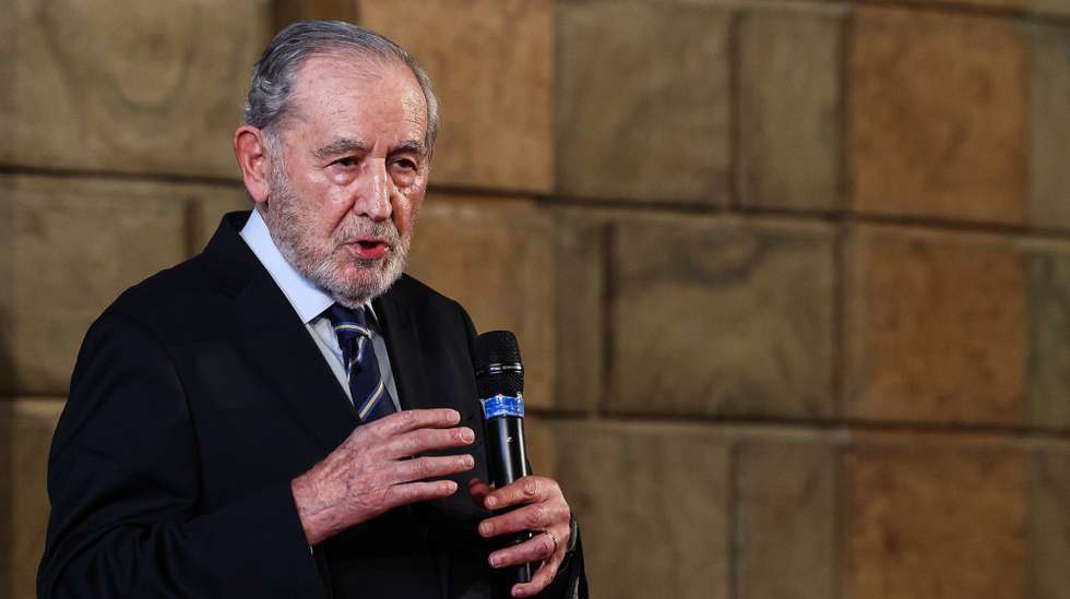 O antigo Presidente da República António Ramalho Eanes usa da palavra durante a aula-debate com jovens do ensino secundário e universitário sobre o 25 de Abril no Antigo Picadeiro Real, Museu dos Coches em Lisboa, 26 de abril de 2024. TIAGO PETINGA/LUSA