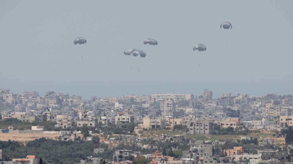 epa11246432 Humanitarian aid is airdropped into the northern Gaza Strip by United Arab Emirates Air Force (UAEAF) aircraft, as seen from the Israeli side of the border, southern Israel, 27 March 2024. The international community is combining efforts to increase humanitarian assistance to the residents of Gaza affected by the ongoing conflict. More than 32,000 Palestinians and over 1,450 Israelis have been killed, according to the Palestinian Health Ministry and the Israel Defense Forces (IDF), since Hamas militants launched an attack against Israel from the Gaza Strip on 07 October 2023, and the Israeli operations in Gaza and the West Bank which followed it.  EPA/ABIR SULTAN