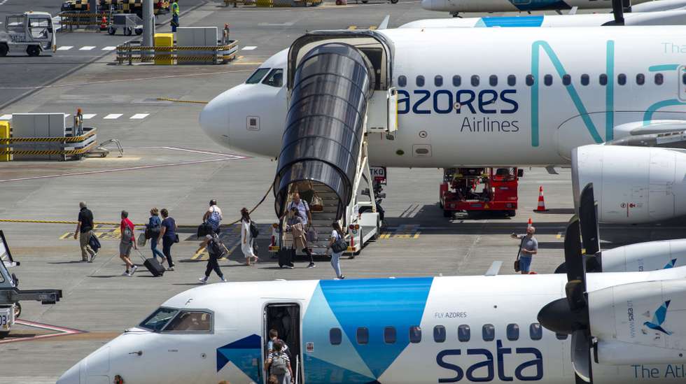 Aviões da Azores Airlines, no Aeroporto João Paulo II em Ponta Delgada, Açores, 11 de outubro de 2023. A privatização dos consórcios interessados na empresa da SATA apresentaram novas ofertas de 7,026 euros e 6,60 euros por ação. Decisão final será tomada até ao início de Outubro. EDUARDO COSTA/LUSA