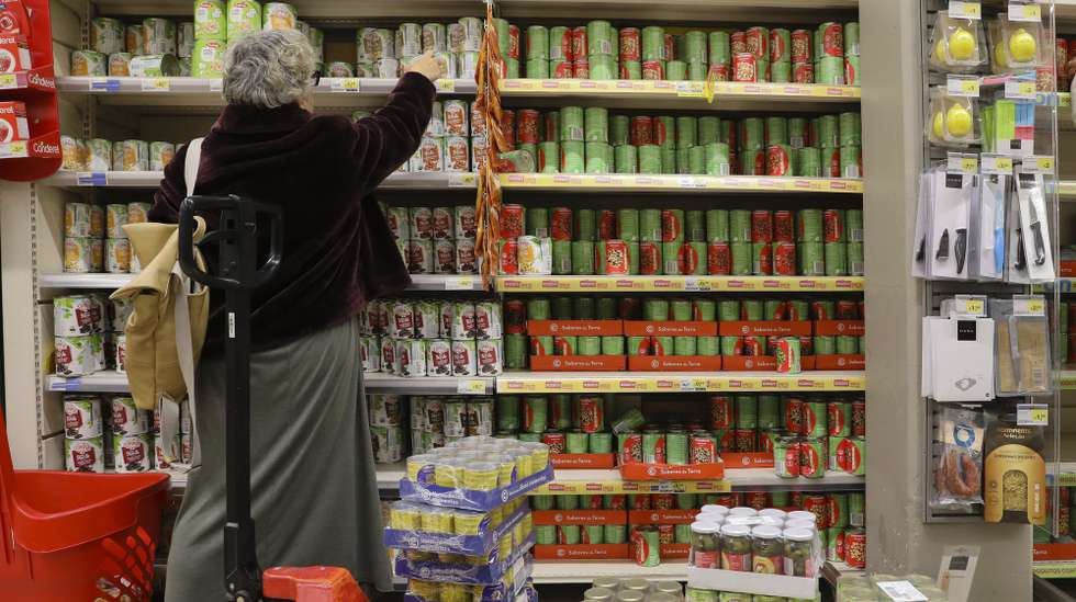Pessoas abastecem-se num supermercado, no Porto, 12 de março de 2020. Em Portugal, a Direção-Geral da Saúde (DGS) atualizou hoje o número de infetados com o Covid-19, que registou o maior aumento num dia (19), ao passar de 59 para 78, dos quais 69 estão internados. JOSÉ COELHO/LUSA