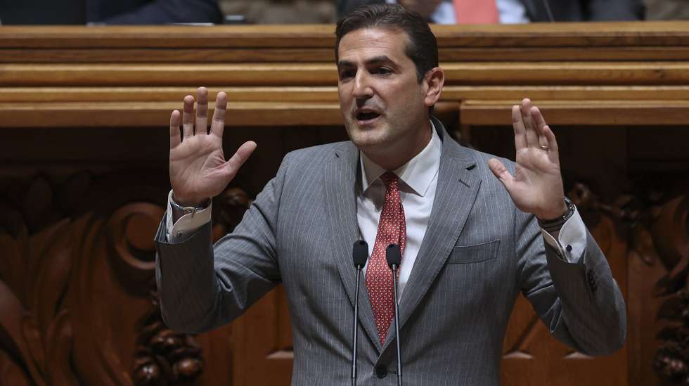 O deputado do PSD, Hugo Soares intervém durante o debate paralamentar sobre as portagem nos lanços e sublanços das autoestradas do Interior (ex-SCUT) na Assembleia da República, Lisboa, 2 de maio de 2024. MANUEL DE ALMEIDA/LUSA