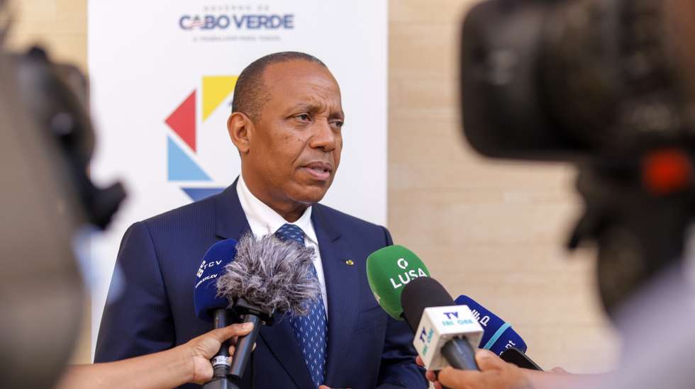 O primeiro-ministro de São Tomé e Príncipe, Patrice Trovoada, fala aos jornalistas após ter sido recebido pelo seu homólogo cabo-verdiano, Ulisses Correia e Silva, durante a  Conferência Internacional “Liberdade, Democracia e Boa Governança Um olhar a partir de Cabo Verde” realizada na Ilha do Sal, Cidade da Praia, 08 de abril de 2024. ELTON MONTEIRO/LUSA