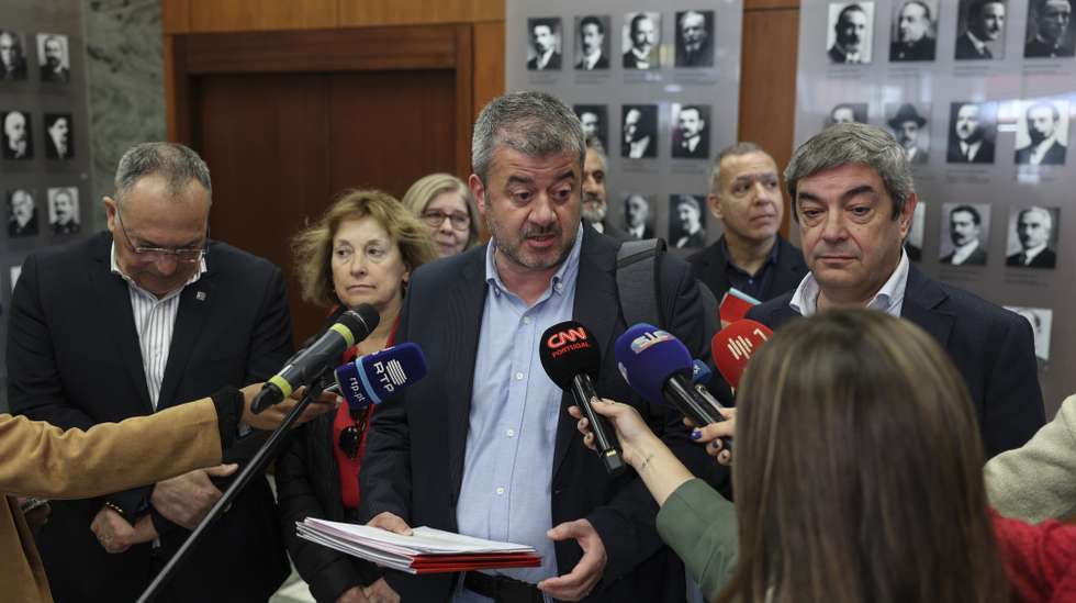 O secretário-geral da FNE, Pedro Barreiros fala aos jornalistas após uma reunião com o ministro da Educação, Fernando Alexandre (3D), no Ministério da Educação, Ciência e Inovação, Lisboa, 3 de maio de 2024.O Governo convocou as 12 estruturas sindicais representantes dos professores para iniciar o processo negocial com vista à recuperação do tempo de serviço, assim como de outras medidas de valorização da carreira.
MIGUEL A. LOPES/LUSA
