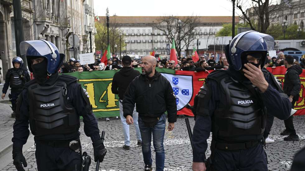 O porta-voz do Grupo 1143, Mário Machado, durante a manifestação "Menos Imigração e Mais Habitação", organizada pelo grupo 1143 (extrema-direita), Porto, 6 de abril de 2024. FERNANDO VELUDO/LUSA