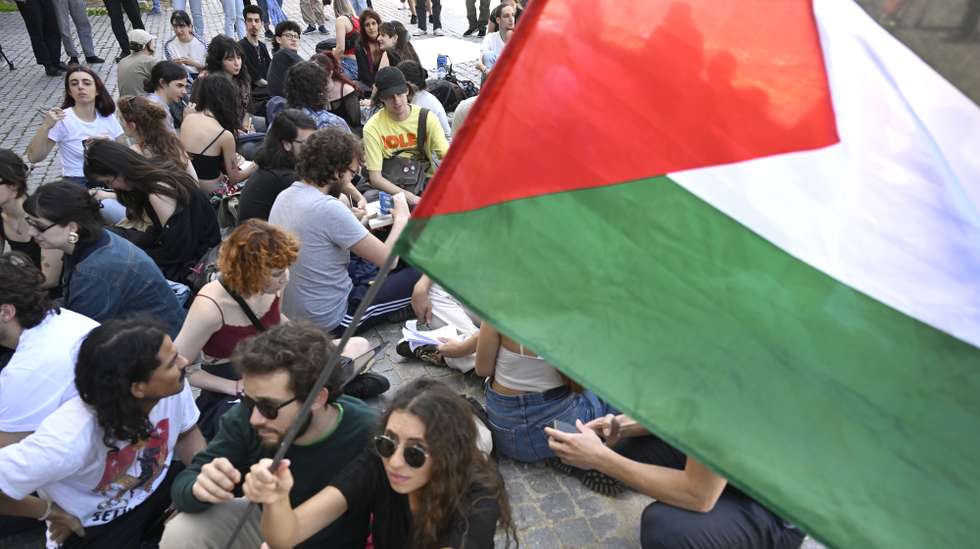 Students during a protest organized by the "Students of Porto in Defense of Palestine", in front of the rectory of the University of Porto (UP), 8 May 2024. FERNANDO VELUDO/LUSA