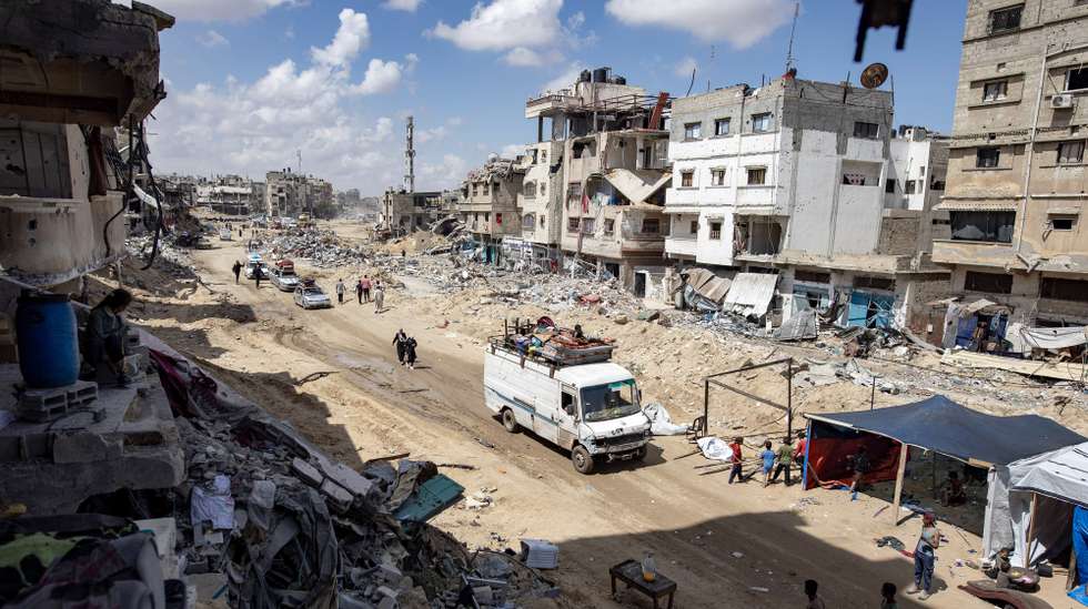 epa11324765 Internally displaced Palestinians, carrying their belongings, set up tents on the ruins of their homes after the Israeli army asked them to evacuate from the city of Rafah, in Khan Yunis camp, southern Gaza Strip, 07 May 2024. The Israel Defence Forces (IDF) on 06 May called on residents of eastern Rafah to 'temporarily' evacuate to an expanded humanitarian area. On 07 May the IDF stated that its ground troops began an overnight operation targeting Hamas militants and infrastructure within specific areas of eastern Rafah, taking operational control of the Gazan side of the Rafah crossing based on intelligence information. More than 34,600 Palestinians and over 1,455 Israelis have been killed, according to the Palestinian Health Ministry and the IDF, since Hamas militants launched an attack against Israel from the Gaza Strip on 07 October 2023, and the Israeli operations in Gaza and the West Bank which followed it.  EPA/HAITHAM IMAD