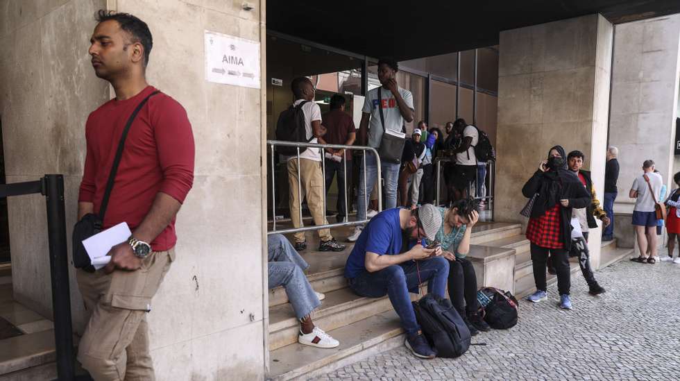 Manifestantes junto à da sede da AIMA - Agência para a Integração Migrações e Asilo em Lisboa na manifestação &quot;Defenda os seus direitos&quot;. Ação de protesto convocada pela comunidade do Bangladesh em Portugal, contra os atrasos na renovação ou emissão do primeiro cartão de residência pelo Instituto dos Registos e do Notariado (IRN) 18 de abril de 2024.  MIGUEL A. LOPES/LUSA