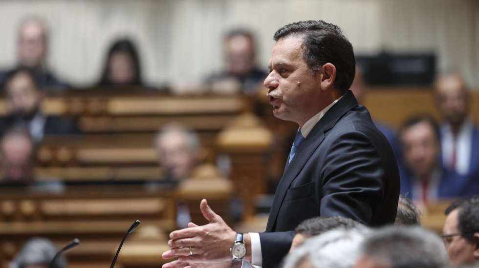 O primeiro-ministro, Luís Montenegro, intervém no debate parlamentar com o primeiro-ministro, na Assembleia da República, em Lisboa, 15 de maio de 2024. MIGUEL A. LOPES/LUSA