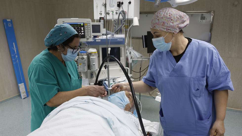Elementos da equipa médica cuidam do paciente durante uma intervenção cirúrgica inovadora do Hospital de Abrantes, Centro Hospitalar Médio Tejo (CHMT), que consiste na colocação de um pacemaker de tecnologia avançada a um doente hemodialisado e que não poderia receber os tradicionais pacemakers, em Abrantes, 28 de dezembro de 2023. (ACOMPANHA TEXTO DA LUSA DO DIA 30 DE DEZEMBRO DE 2023). ANTÓNIO PEDRO SANTOS/LUSA