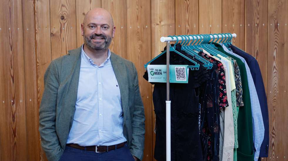 O diretor delegado dos Serviços Municipalizados de Água e Saneamento de Sintra (SMAS de Sintra), Carlos Vieira, posa para a fotografia na exposição do projeto de valorização e reciclagem de têxteis dos SMAS de Sintra, no Museu da Água e Resíduos, em Sintra, 10 de maio de 2024. Reduzir, Reutilizar, Reciclar, os três erres aliados para dar nova vida aos têxteis promovendo a economia circular e tirar dos aterros toneladas de vestuário. Em Sintra, o projeto To Be Green expandiu-se ao concelho para reduzir a pegada da roupa.  (ACOMPANHA TEXTO DA LUSA DO DIA 18 DE MAIO DE 2024). ANTÓNIO PEDRO SANTOS/LUSA