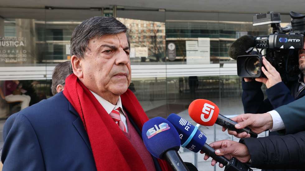 O advogado Garcia Pereira, defensor de Renata Cambra (ausente na fotografia), queixosa contra o porta-voz do Grupo 1143, Mário Machado (ausente na foto) acusado pelos crimes de discriminação e incitamento ao ódio e à violência , fala aos jornalistas à chegada ao Juízo Local Criminal, Juiz 1, no Campus de Justiça, para o início do julgamento, Lisboa, 06 de fevereiro de 2024. MANUEL DE ALMEIDA/LUSA