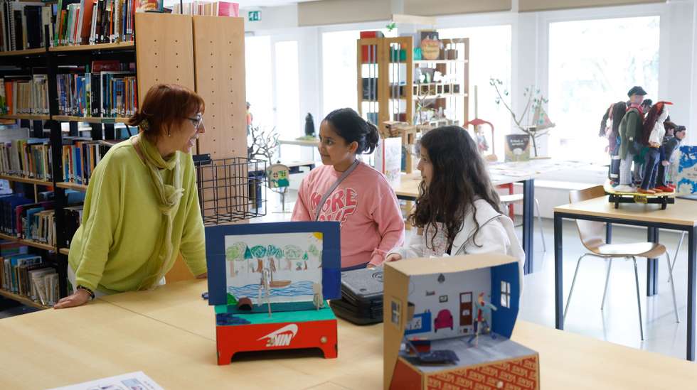 A coordenadora da Rede Nacional de Bibliotecas Escolares, Manuela Pargana da Silva (E), conversa com estudantes várias nacionalidades na Escola Francisco Arruda, Alcântara, em Lisboa, 16 de maio de 2024. A multiplicação de nacionalidades tem sido um grande desafio nas escolas e tornou as bibliotecas escolares num polo de acolhimento e de integração de alunos imigrantes, afirmou a Coordenadora da Rede Nacional de Bibliotecas Escolares, Manuela Pargana da Silva. (ACOMPANHA TEXTO DA LUSA DO DIA 21 DE MAIO DE 2024). ANTÓNIO PEDRO SANTOS/LUSA