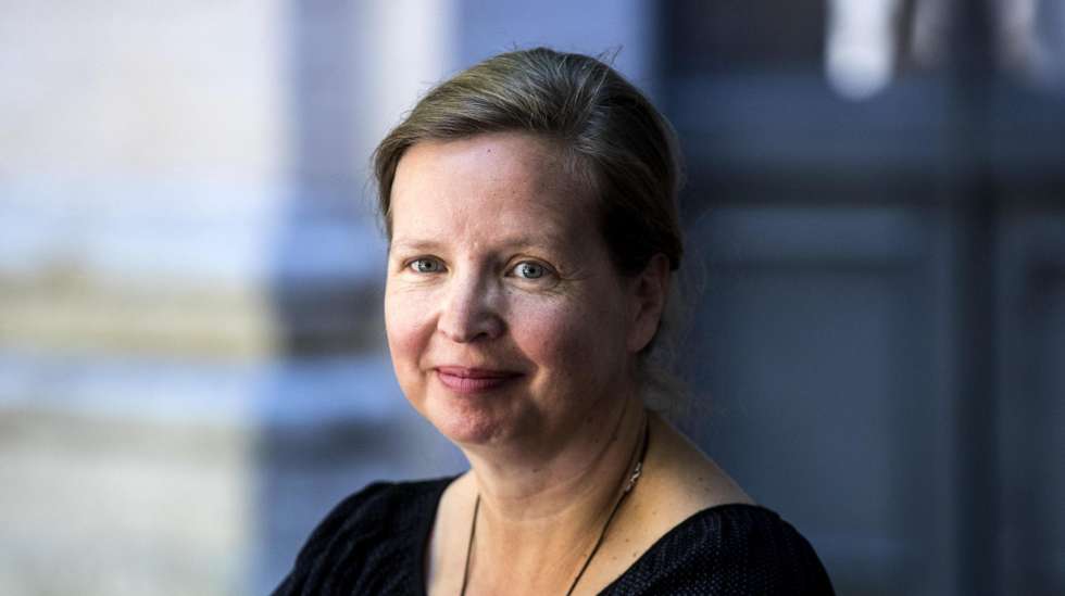 epa06065106 German writer Jenny Erpenbeck poses for photographers on ocassion of the 4th European Strega Prize at the House of Literature in Rome, Italy, 04 July 2017. Ali Smith is one of the candidates for the European Strega Prize 2017.  EPA/ANGELO CARCONI