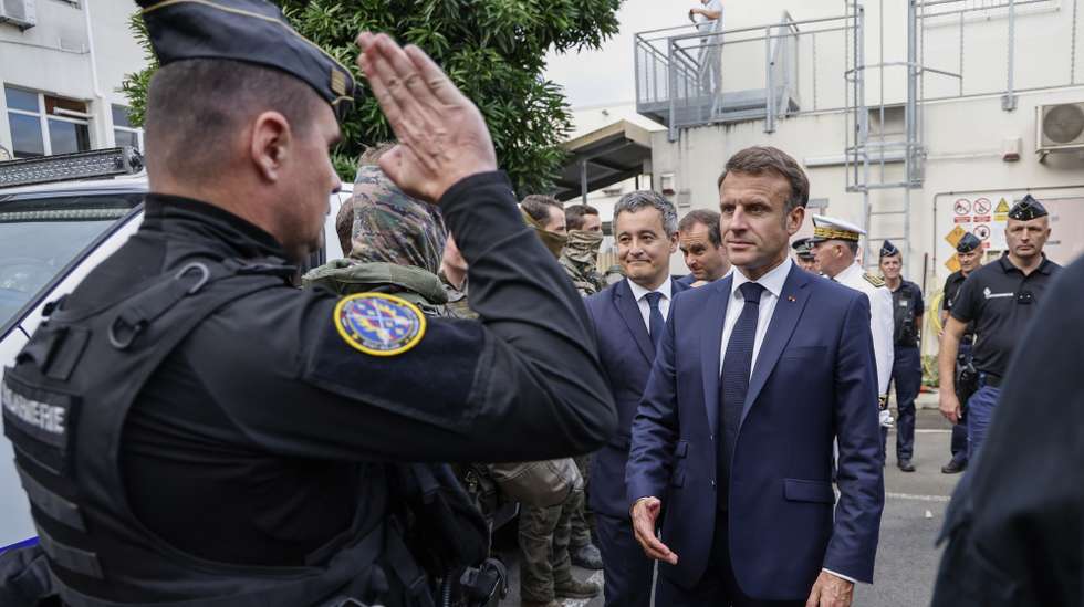 epa11361998 French President Emmanuel Macron (C) visits the central police station in Noumea, France's Pacific territory of New Caledonia, 23 May 2024. Macron flew to France's Pacific territory of New Caledonia aiming to defuse a crisis after nine days of riots that have killed six people and injured hundreds.  EPA/LUDOVIC MARIN / POOL  MAXPPP OUT