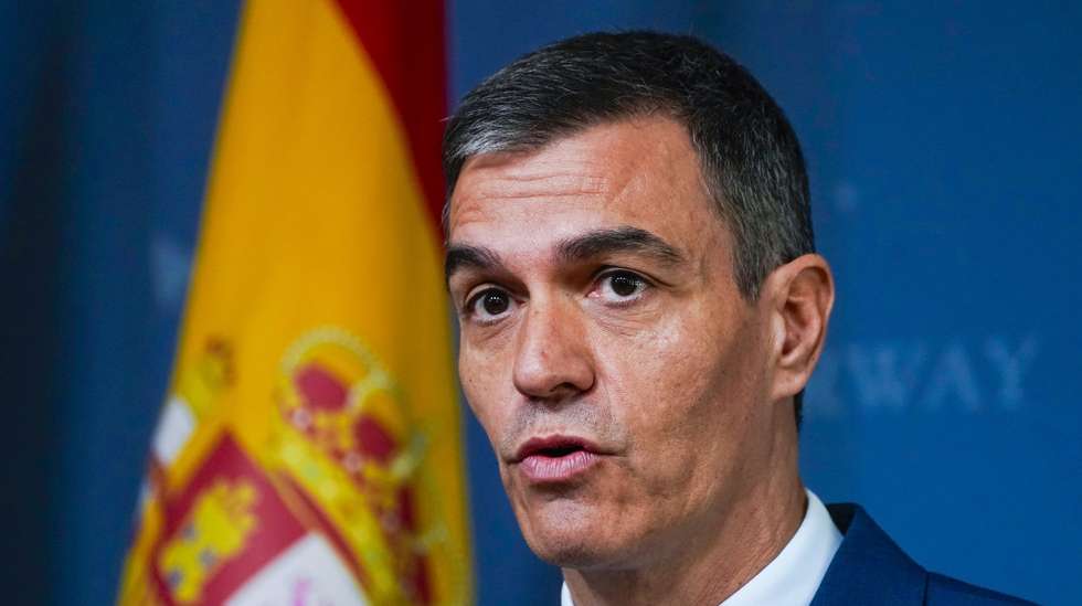 epa11274525 Spanish Prime Minister Pedro Sanchez looks on during his meeting with his Norway counterpart Jonas Gahr Stoere at the government's representation facility at Parkveien 45, in Oslo, Norway, 12 April 2024. They will, among other things, discuss the war in the situation in the Middle East region.  EPA/Terje Pedersen  NORWAY OUT