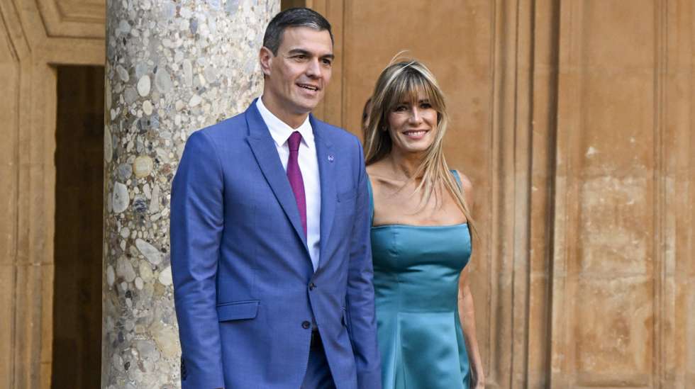epa10901974 Spain's acting Minister Pedro Sanchez (L) and his wife Begona Gomez (R) arrive to Carlos V Palace in the framework of the third meeting of the European Political Community in Granada, Spain, 05 October 2023.  EPA/MIGUEL ANGEL MOLINA