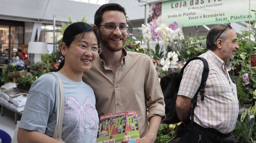 O cabeça de lista do Livre ás eleições europeias, Francisco Paupério, durante a visita ao Mercado Municipal de Matosinhos, no âmbito da campanha para as eleições europeias, em Matosinhos, 1 de Junho de 2024. Em Portugal, as eleições europeias realizam-se em 09 de junho e serão disputadas por 17 partidos e coligações. MANUEL FERNANDO ARAUJO/LUSA