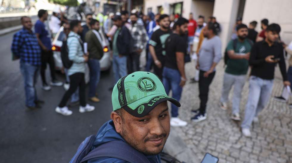 Manifestantes junto à da sede da AIMA - Agência para a Integração Migrações e Asilo em Lisboa na manifestação &quot;Defenda os seus direitos&quot;. Ação de protesto convocada pela comunidade do Bangladesh em Portugal, contra os atrasos na renovação ou emissão do primeiro cartão de residência pelo Instituto dos Registos e do Notariado (IRN) 18 de abril de 2024.  MIGUEL A. LOPES/LUSA