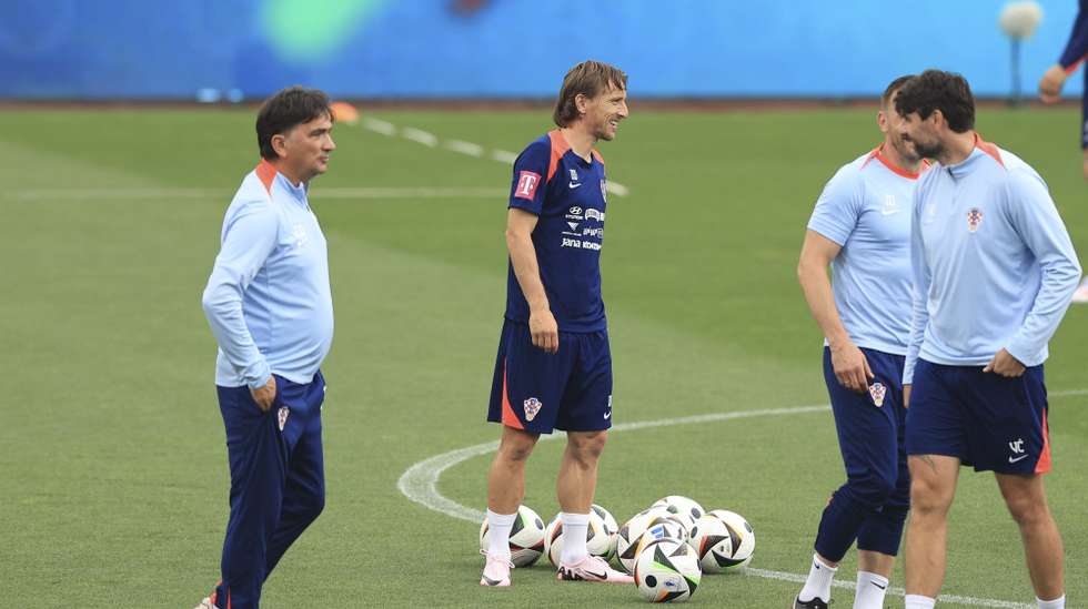 Croatia's head-coach Zlatko Dalic (L) and player Luka Modric (C) attends a training session  at National Stadium in Oeiras, Portugal, 07 June 2024. Croatia´s will play friendly matche against Portugal next 08 June in preparation for the upcoming Euro 2024. ANTONIO COTRIM/LUSA