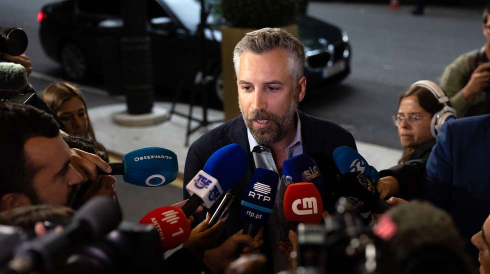 epa11400784 Secretary General of the Portuguese Socialist Party (PS) Pedro Nuno Santos speaks to the media upon arrival at the party electoral headquarters on the European elections night in Lisbon, Portugal, 09 June 2024. More than 10.8 million registered voters in Portugal and abroad go to the polls to choose 21 of the 720 members of the European Parliament.  EPA/JOSE SENA GOULAO