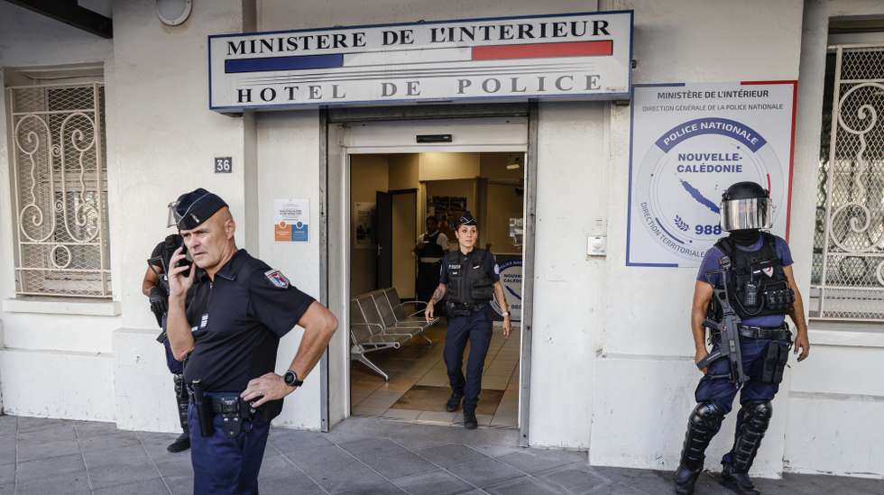 epa11362007 Police wait for the arrival of French President Emmanuel Macron at the central police station in Noumea, France's Pacific territory of New Caledonia, 23 May 2024. Macron flew to France's Pacific territory of New Caledonia aiming to defuse a crisis after nine days of riots that have killed six people and injured hundreds.  EPA/LUDOVIC MARIN / POOL MAXPPP OUT