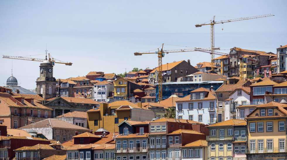Vista de habitações na zona histórica do Porto, 13 de junho de 2024. JOSÉ COELHO/LUSA