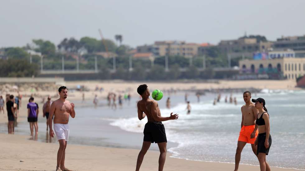 Cidadãos aproveitam o calor que se faz sentir na praia de Matosinhos, 02 de maio 2023. A continuação de temperaturas elevadas, ausência de precipitação e perigo de incêndio muito elevado são algumas das previsões do Instituto Português do Mar e das Atmosfera (IPMA) para os próximos meses. ESTELA SILVA/LUSA