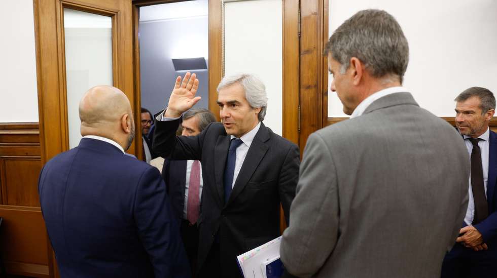 O ministro da Defesa Nacional, Nuno Melo (C), à chegada para a sua audição na Comissão de Defesa Nacional, na Assembleia da República, em Lisboa, 25 de junho de 2024. ANTÓNIO PEDRO SANTOS/LUSA