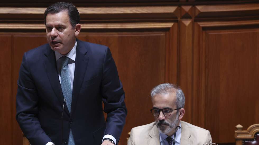 O primeiro-ministro, Luís Montenegro (E), acompanhado pelo ministro de Estado e dos Negócios Estrangeiros, Paulo Rangel, durante o debate parlamentar, na Assembleia da República, em Lisboa, 26 de junho de 2024. ANTÓNIO COTRIM/LUSA