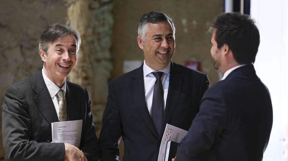 O ministro da Educação, Ciência e Inovação, Fernando Alexandre (C), acompanhado pelo secretário de Estado Adjunto e da Educação, Alexandre Homem Cristo (D), na apresentação dos resultados de Literacia Financeira no âmbito do PISA 2022, organizada pelo Instituto de Avaliação Educativa (IAVE), em Lisboa, 27 de junho de 2024. FILIPE AMORIM/LUSA