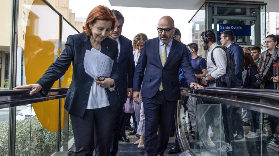 A ministra do Ambiente e Energia, Maria da Graça Carvalho (E), e o ministro das Infraestruturas e Habitação, Miguel Pinto Luz (C), na apresentação de novos financiamentos para os transportes públicos e inauguração da extensão da Linha Amarela (Santo Ovídio – Vila d’Este – Manuel Leão), Porto, 28 de junho de 2024. JOSÉ COELHO/LUSA