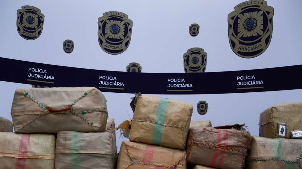 A Polícia Judiciária, através da Unidade Nacional de Combate ao Tráfico de Estupefacientes, em investigação titulada pelo Departamento Central de Investigação e Ação Penal (DCIAP), desenvolveu nos últimos dias uma complexa operação policial no decurso da qual foram detidos, em flagrante delito, sete homens sobre os quais recaem fortes suspeitas de integrarem uma organização criminosa dedicada à introdução de grandes quantidades de haxixe no continente europeu, Lisboa, 12 de julho de 2021. Durante a operação foram apreendidas  duas toneladas de haxixe, quatro viaturas automóveis e diversos outros objetos e documentos relacionados com as atividades ilícitas em investigação. ANTÓNIO COTRIM/LUSA
