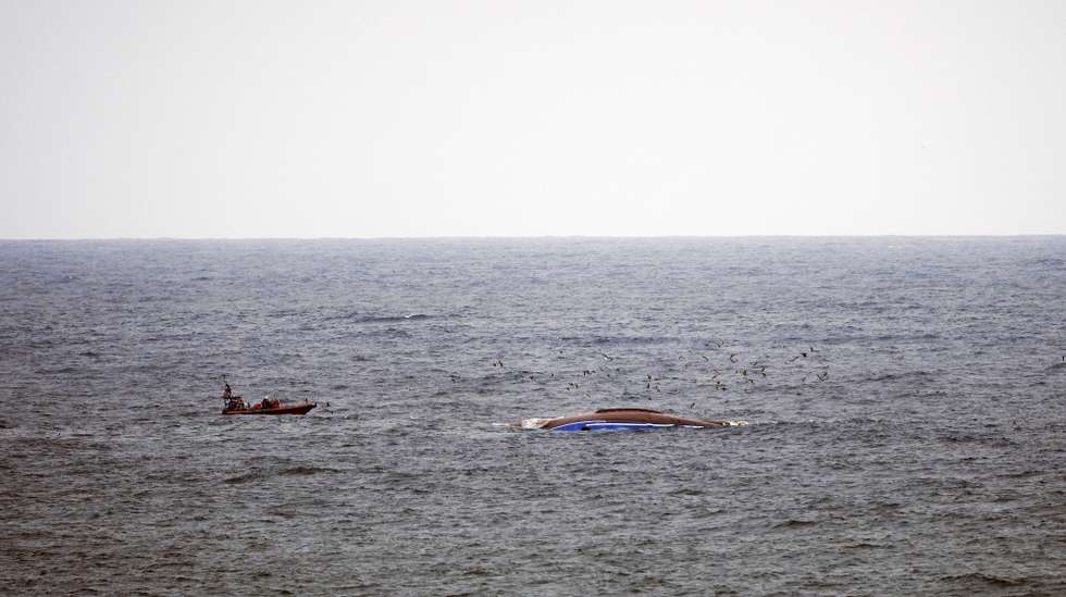 Destroços da embarcação de pesca após ter virado ao largo das praias de São Pedro do Moel e de Vieira, causando a morte a três pessoas e sete estão desaparecidas, na praia do Samouco, Marinha Grande, 03 de julho de 2024. Oito pessoas foram resgatadas e transportadas para o Porto da Figueira da Foz. CARLOS BARROSO/LUSA