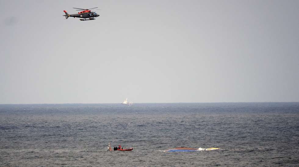 Um meio aéreo e dois botes, nas buscas por sobreviventes junto aos destroços da embarcação de pesca após ter virado ao largo das praias de São Pedro do Moel e de Vieira, causando a morte a três pessoas e três estão desaparecidas, na praia do Samouco, Marinha Grande, 03 de julho de 2024. Oito pessoas foram resgatadas e transportadas para o Porto da Figueira da Foz. CARLOS BARROSO/LUSA