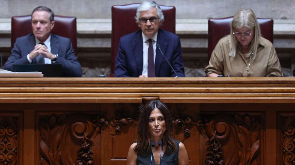 A deputada do Partido Socialista, Isabel Moreira, usa da palavra durante o debate parlamentar na Assembleia da República em Lisboa, 4 de julho de 2024. TIAGO PETINGA/LUSA