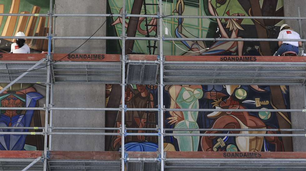 Técnicos procedem à conservação e restauro dos painéis de Almada Negreiros na Gare Marítima da Rocha do Conde d’Óbidos, em Lisboa, 18 de abril de 2024. Para celebrar o Dia Internacional dos Monumentos e Sítios, o Porto de Lisboa e o World Monuments Fund promovem uma visita guiada aberta ao público, à obra de conservação e restauro dos painéis de Almada Negreiros e das molduras em pedra, da Gare Marítima da Rocha do Conde d’Óbidos. ANTÓNIO COTRIM/LUSA