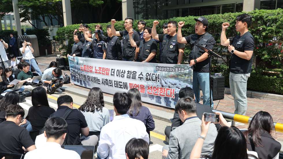 epa11376816 Unionized members of Samsung Electronics Co. hold a news conference in front of the tech giant's headquarters in Seoul, South Korea, 29 May 2024, declaring the start of a strike against the company's allegedly uncompromising attitude in negotiations on working conditions. The strike is the first of its kind since the company's founding in 1969.  EPA/YONHAP SOUTH KOREA OUT