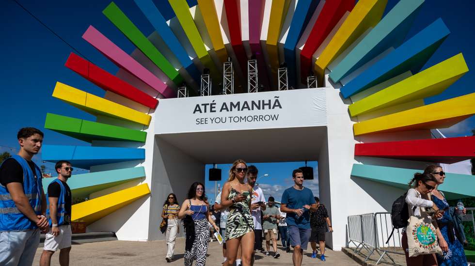 Festival goers enter the venue on the first day of the Nos Alive Festival in Oeiras, Portugal, 11 July 2024. The festival runs until 13 July. JOSE SENA GOULAO/LUSA