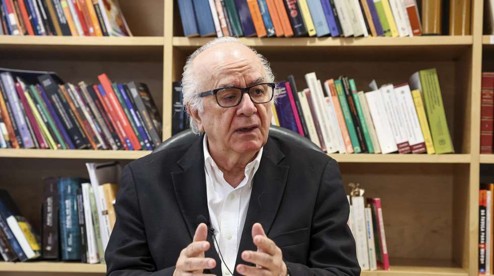 O professor catedrático e sociólogo Boaventura de Sousa Santos lamentou hoje o “golpe de Estado” que aconteceu no Centro de Estudos Sociais de Coimbra, no âmbito de um processo em que foi acusado de assédio a investigadores da instituição, Coimbra, 11 de julho de 2024. Em entrevista à Agência Lusa quase 15 meses depois do assunto ter sido tornado público, Boaventura de Sousa Santos disse ter sido transformado num bode expiatório e, de alguma maneira, como a origem do mal de uma “instituição de excelência, de uma instituição inclusiva”. (ACOMPANHA TEXTO DE 12 DE JULHO DE 2024). PAULO NOVAIS/LUSA