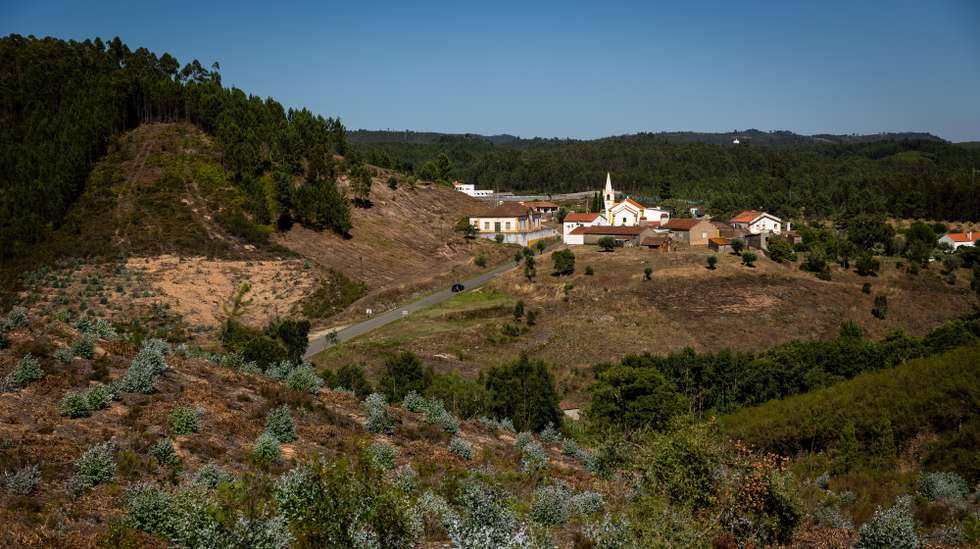 Um veículo circula por uma estrada com faixas de contenção secundária, da responsabilidade das autoridades locais no âmbito do projeto Aldeias Seguras, no Sardoal, 08 de julho de 2024. Criado em 2018, o programa “Aldeia Segura” propõe estratégias de proteção dos aglomerados populacionais em caso de incêndios rurais e é executado no terreno por câmaras municipais, juntas de freguesia e Autoridade Nacional de Emergência e Proteção Civil. (ACOMPANHA TEXTO DA LUSA DO DIA 13 DE JULHO DE 2024). JOSÉ SENA GOULÃO/LUSA